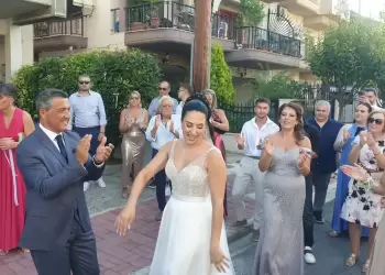 Ο Βασίλης Χαραλαμπίδης και η Αθηνά Καρύδη ενώθηκαν με τα δεσμά του γάμου στην Κατερίνη