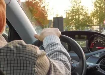 Βγάζουν τους ηλικιωμένους οδηγούς από το τιμόνι Ποια νέα μέτρα παίρνουν σε όλη την Ευρώπη