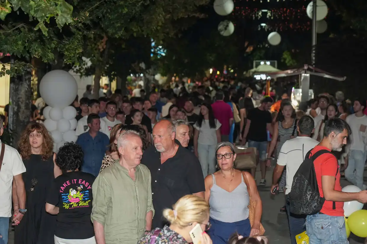 1η Λευκή Νύχτα Κατερίνης 2025: Πλήθος κόσμου στη μεγάλη γιορτή για την πόλη και την αγορά