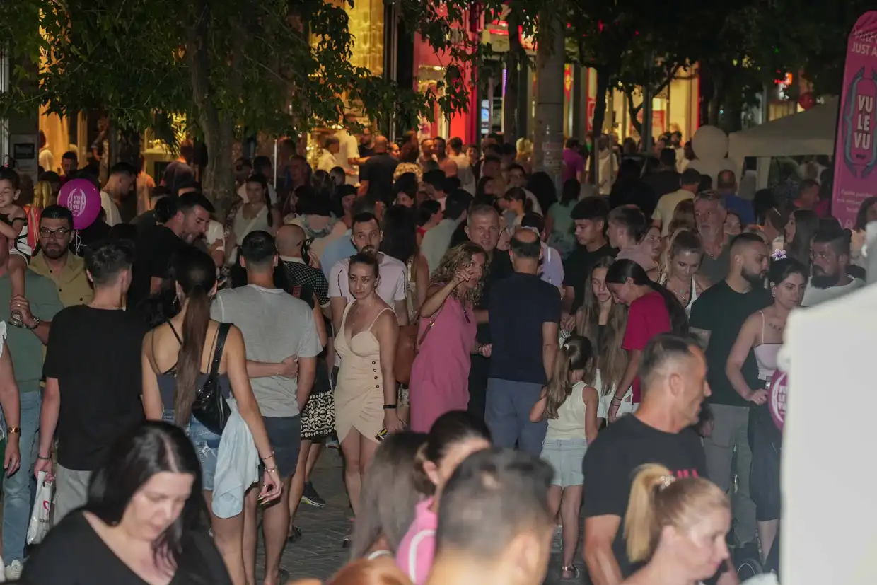 1η Λευκή Νύχτα Κατερίνης 2025: Πλήθος κόσμου στη μεγάλη γιορτή για την πόλη και την αγορά