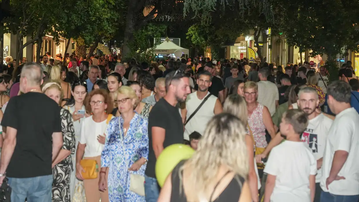 1η Λευκή Νύχτα Κατερίνης 2025: Πλήθος κόσμου στη μεγάλη γιορτή για την πόλη και την αγορά