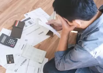 H μεσαία τάξη στην Ελλάδα μικρότερη σε μέγεθος φτωχότερη σε εισόδημα και με υψηλότερη φορολογία