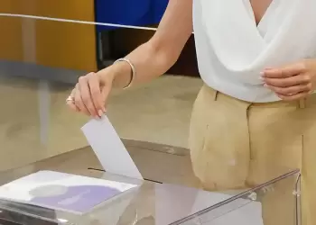 Δημοσκόπηση Interview: 12,1% μπροστά η ΝΔ από το ΠΑΣΟΚ