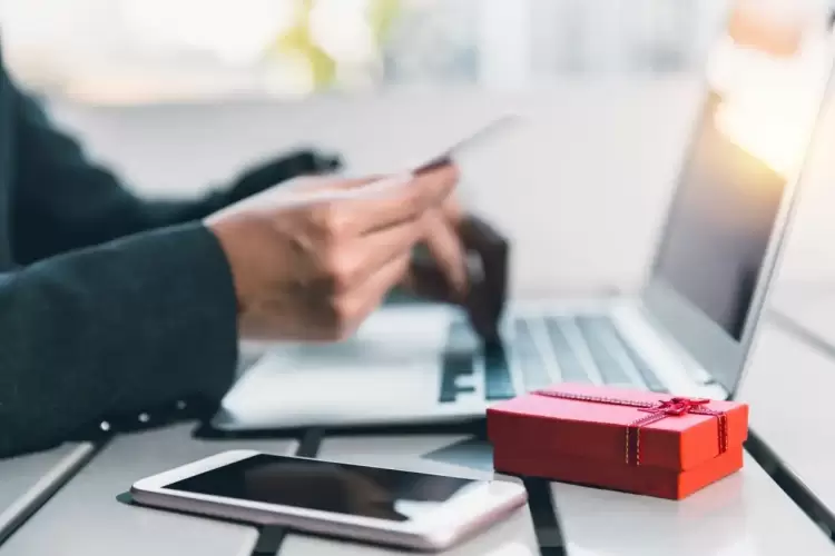 Έρευνα: Οι Έλληνες «κολλημένοι» Online 131 λεπτά την ημέρα