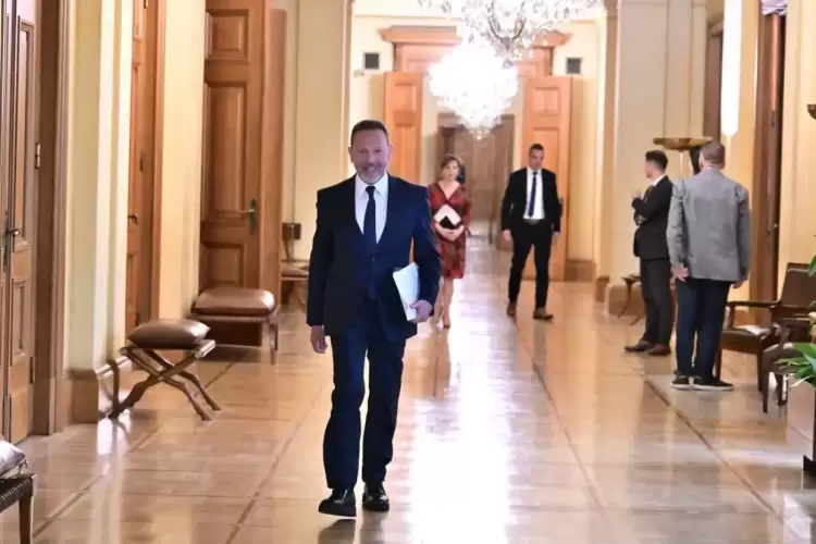 Γιάννης Στουρνάρας: Τα 4+3 βαρίδια της ελληνικής οικονομίας Γιάννης Στουρνάρας: Τα 4+3 βαρίδια της ελληνικής οικονομίας