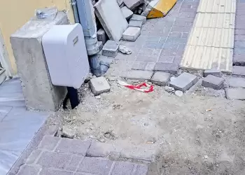 Κατερίνη: Καταγγελία δημότη για εγκαταλελειμμένα υλικά στα πεζοδρόμια της οδού Καραϊσκάκη