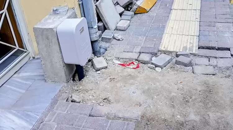 Κατερίνη: Καταγγελία δημότη για εγκαταλελειμμένα υλικά στα πεζοδρόμια της οδού Καραϊσκάκη