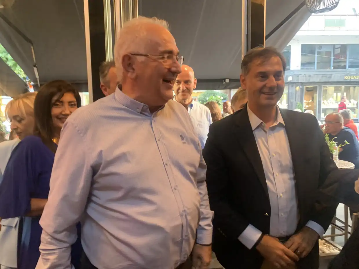 Κατερίνη: Συνάντηση κομματικών στελεχών Νέας Δημοκρατίας με πολίτες στο καφέ Freud (vid&pics)