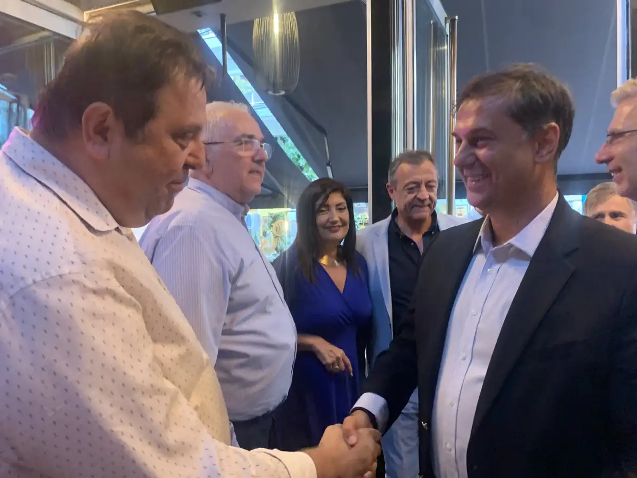 Κατερίνη: Συνάντηση κομματικών στελεχών Νέας Δημοκρατίας με πολίτες στο καφέ Freud (vid&pics)