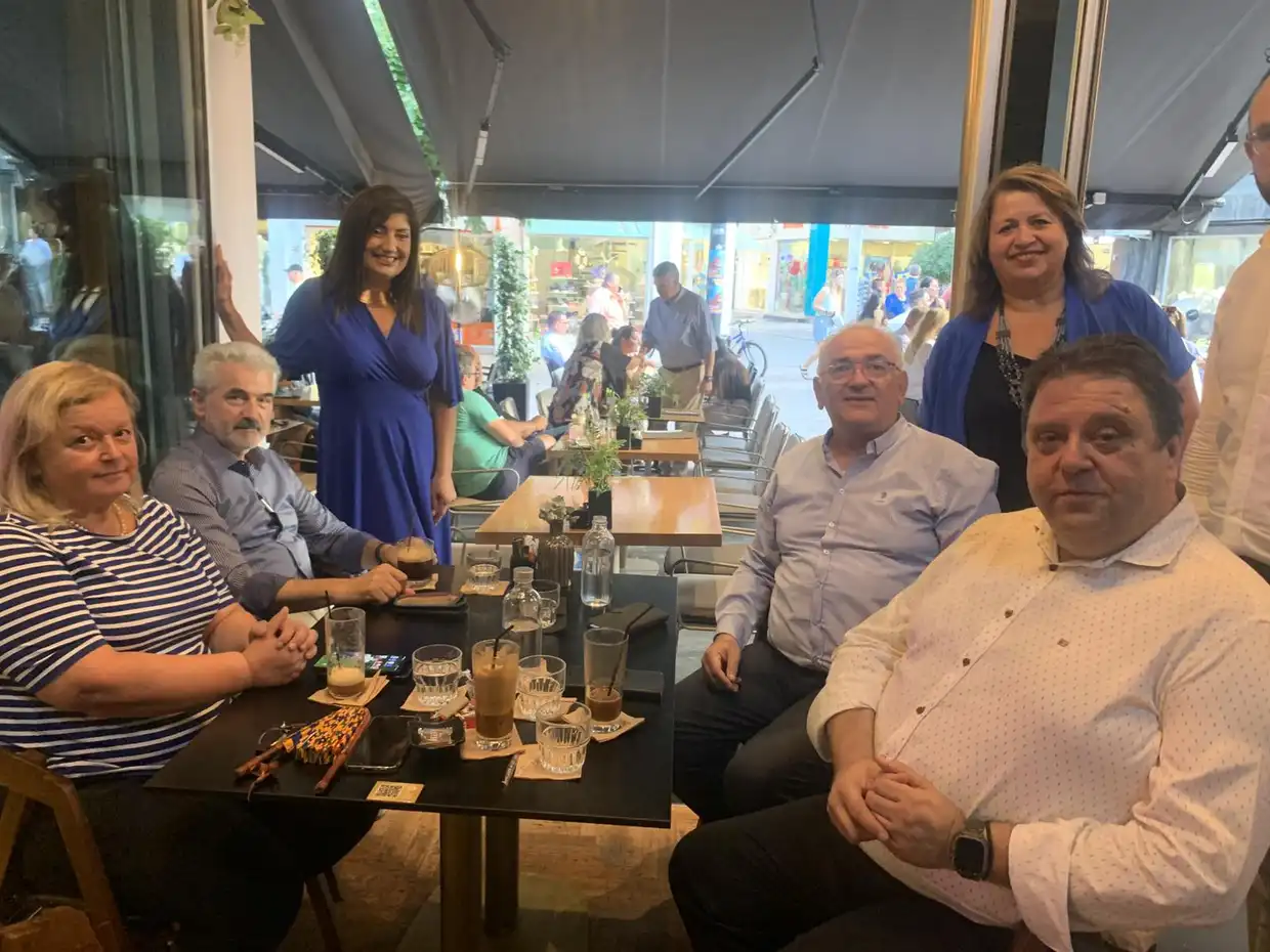 Κατερίνη: Συνάντηση κομματικών στελεχών Νέας Δημοκρατίας με πολίτες στο καφέ Freud (vid&pics)
