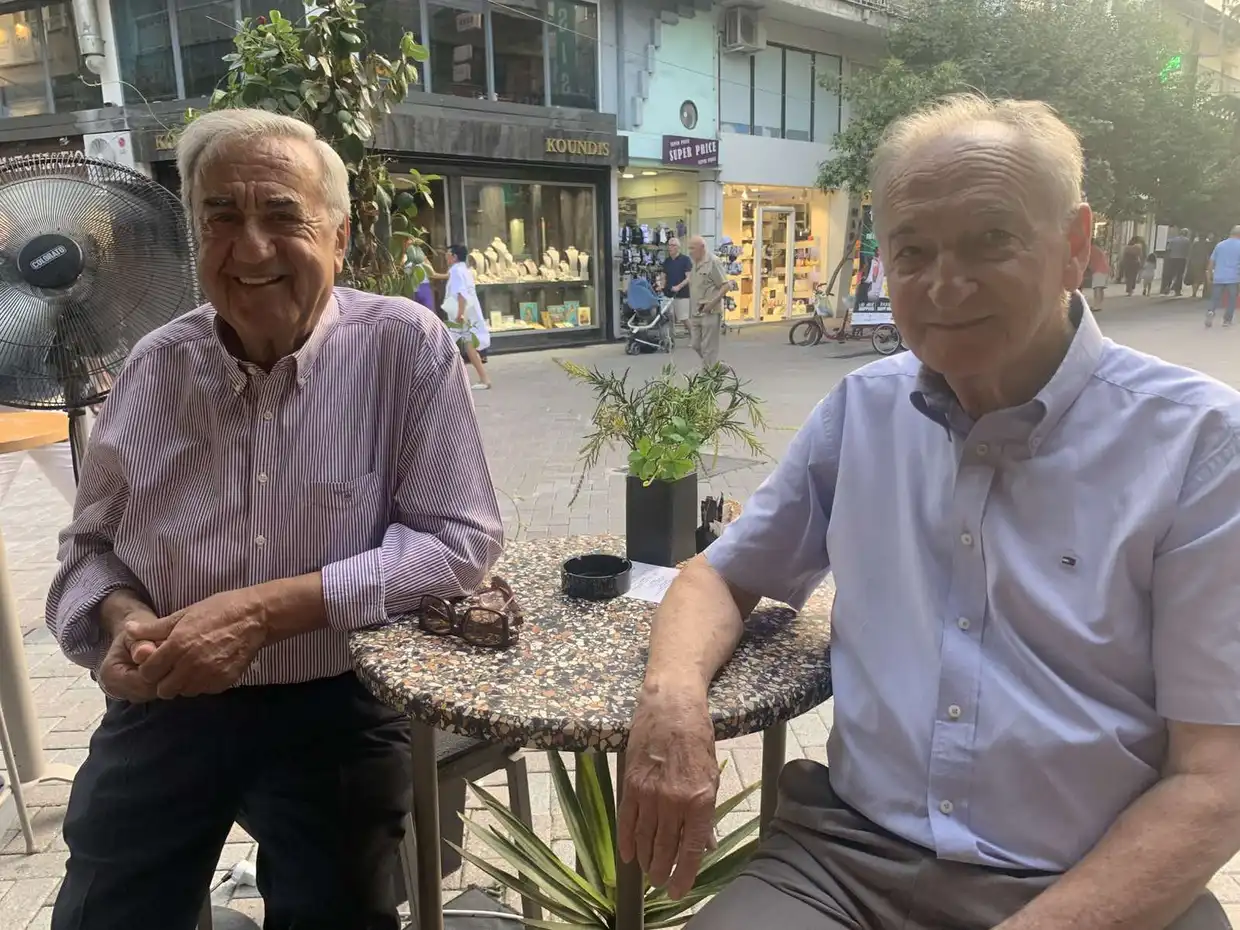 Κατερίνη: Συνάντηση κομματικών στελεχών Νέας Δημοκρατίας με πολίτες στο καφέ Freud (vid&pics)