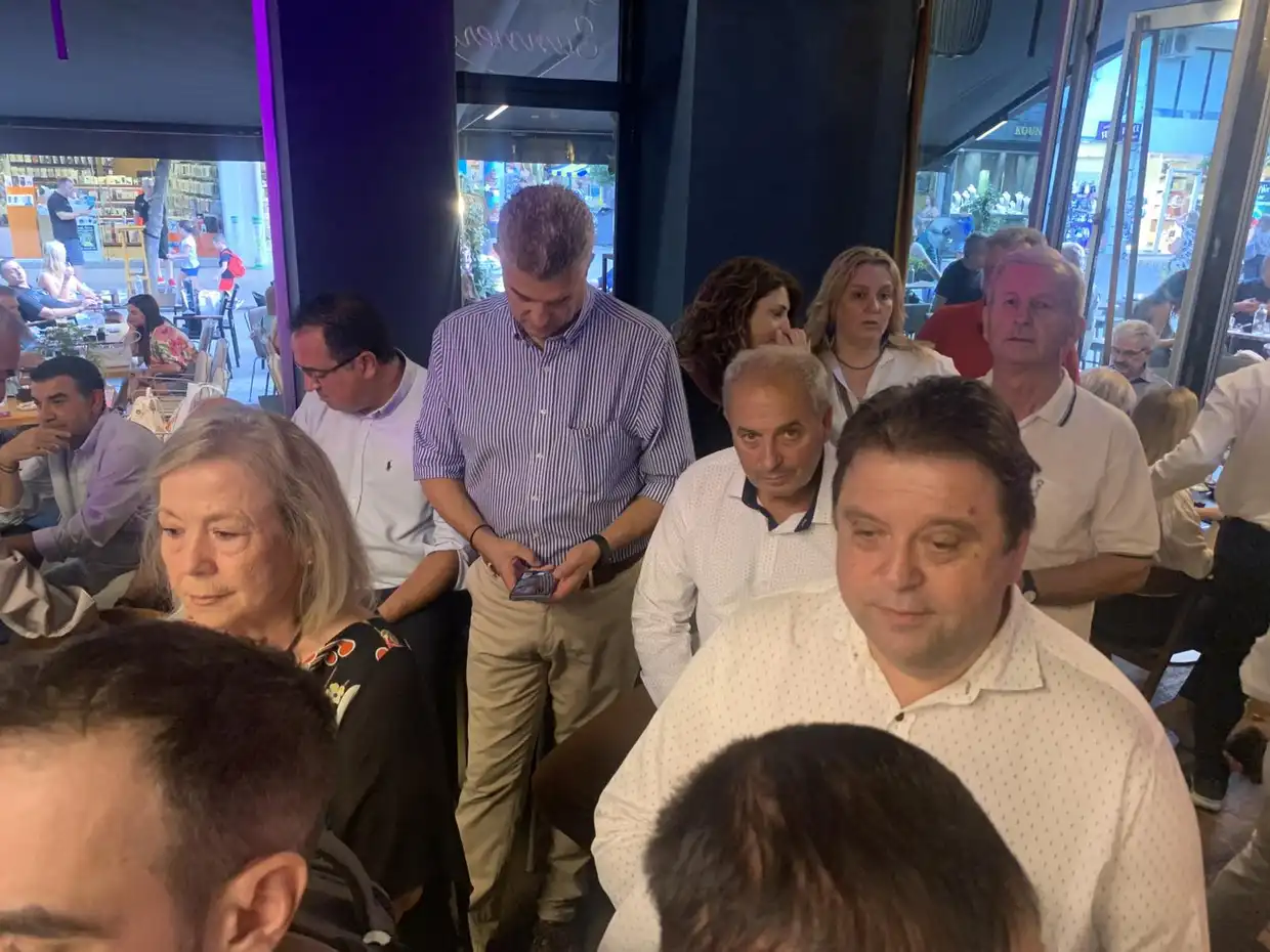 Κατερίνη: Συνάντηση κομματικών στελεχών Νέας Δημοκρατίας με πολίτες στο καφέ Freud (vid&pics)