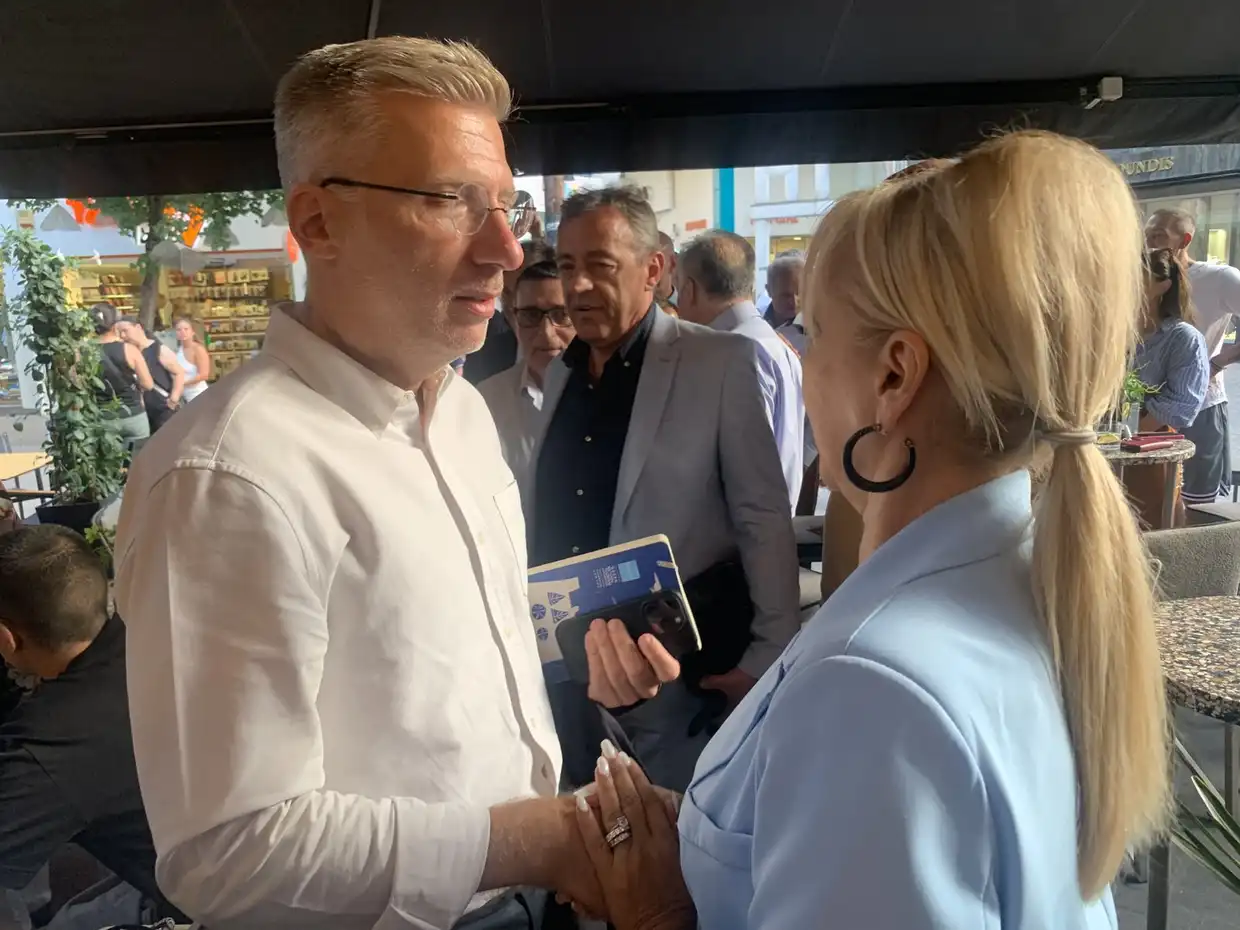 Κατερίνη: Συνάντηση κομματικών στελεχών Νέας Δημοκρατίας με πολίτες στο καφέ Freud (vid&pics)