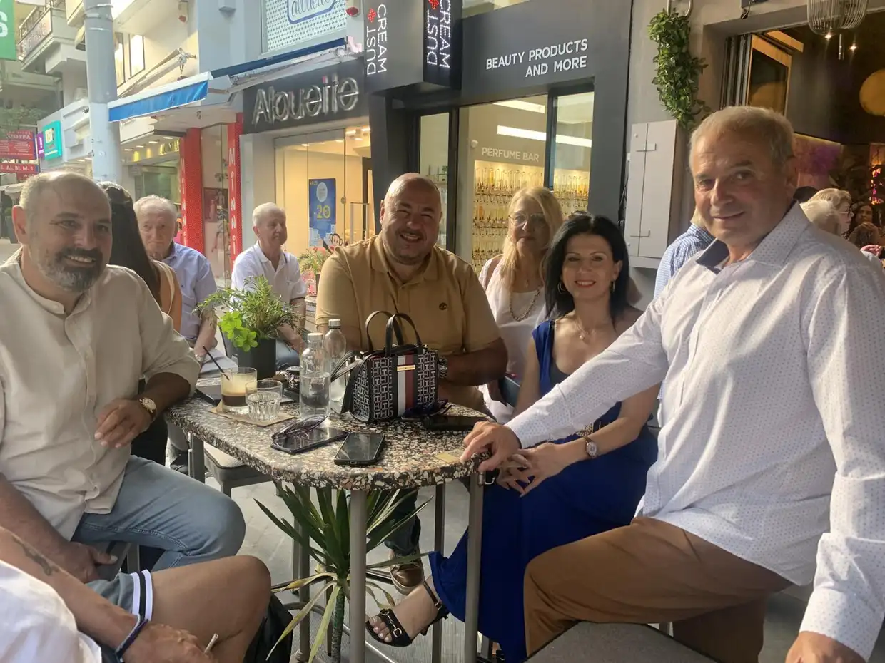 Κατερίνη: Συνάντηση κομματικών στελεχών Νέας Δημοκρατίας με πολίτες στο καφέ Freud (vid&pics)