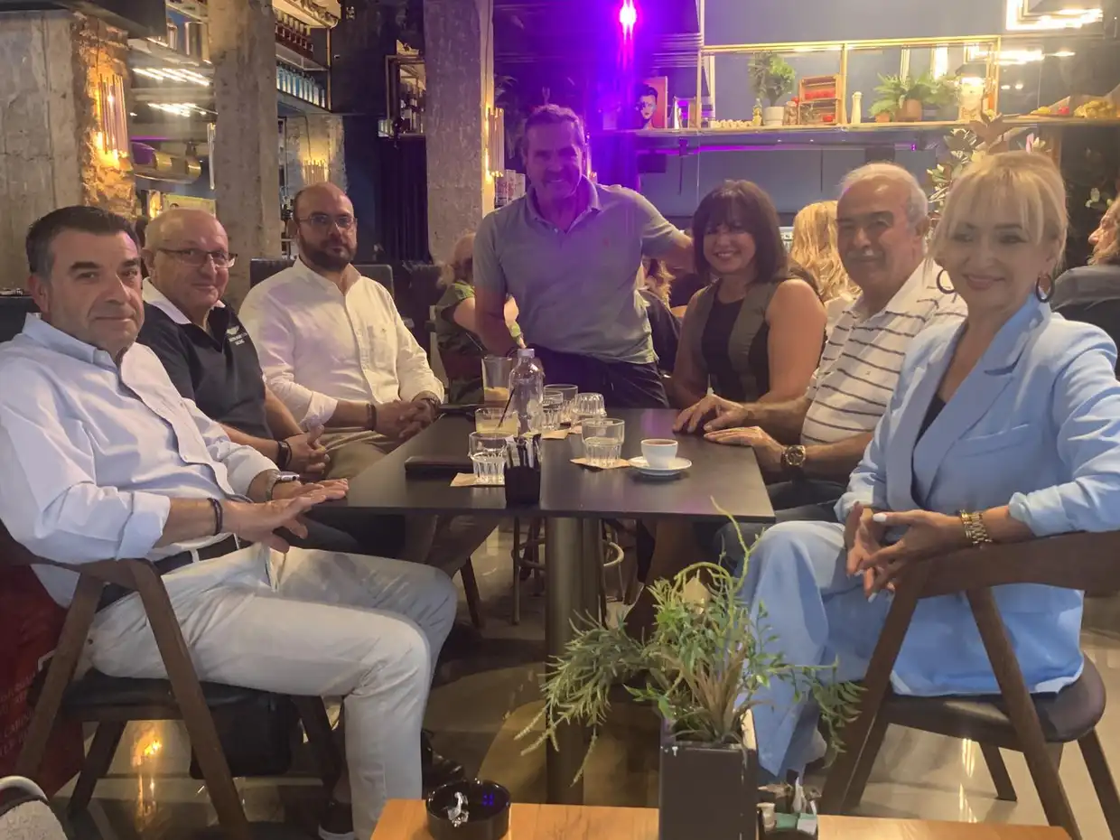 Κατερίνη: Συνάντηση κομματικών στελεχών Νέας Δημοκρατίας με πολίτες στο καφέ Freud (vid&pics)