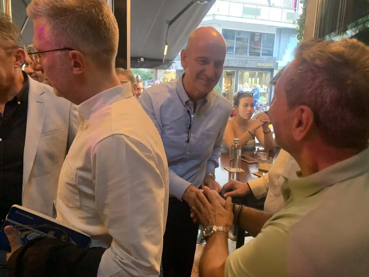 Κατερίνη: Συνάντηση κομματικών στελεχών Νέας Δημοκρατίας με πολίτες στο καφέ Freud (vid&pics)