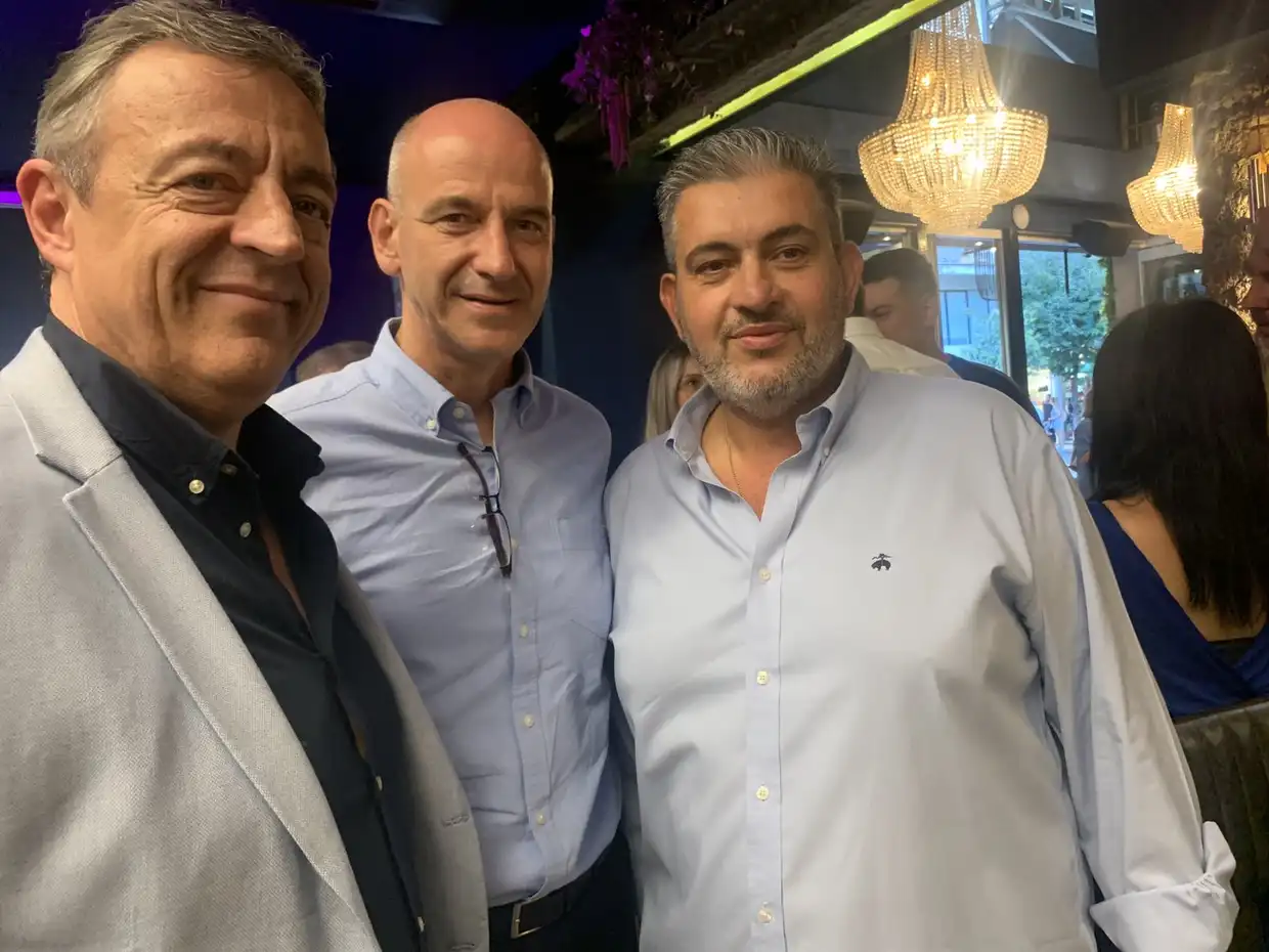 Κατερίνη: Συνάντηση κομματικών στελεχών Νέας Δημοκρατίας με πολίτες στο καφέ Freud (vid&pics)