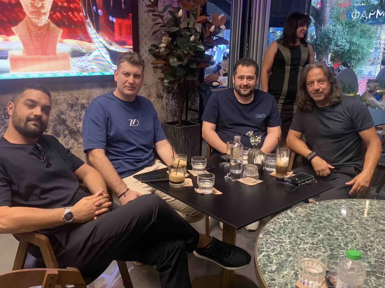 Κατερίνη: Συνάντηση κομματικών στελεχών Νέας Δημοκρατίας με πολίτες στο καφέ Freud (vid&pics)