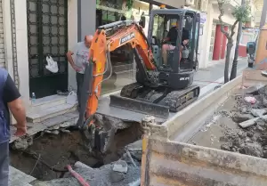 Κατερίνη: Συνεχίζονται οι εργασίες αποκατάστασης βλάβης στον αγωγό ύδρευσης από τη ΔΕΥΑΚ