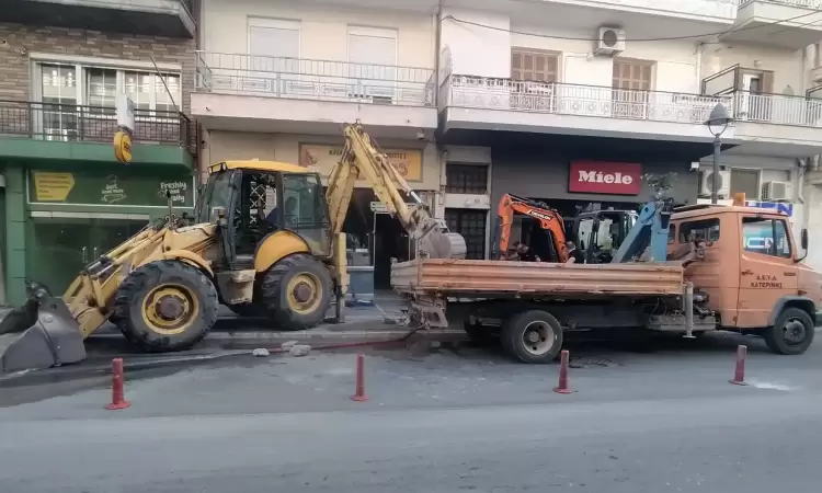 Κατερίνη: Συνεχίζονται οι εργασίες αποκατάστασης βλάβης στον αγωγό ύδρευσης από τη ΔΕΥΑΚ