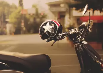 Κράνος & ΚΟΚ: 146 Παραβάσεις στην Κεντρική Μακεδονία – Νέες Αυστηρές Ποινές