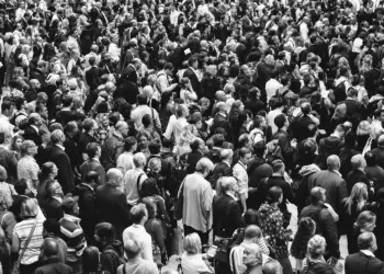 Μήπως δεν χρειάζεται να πανικοβαλλόμαστε τόσο για την παγκόσμια πτώση της γονιμότητας;