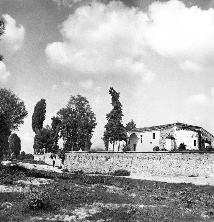 Ο ναός της Αγίας Αικατερίνης: Ένα σχόλιο του αρχαιολόγου Βαγγέλη Παπαθανασίου (με αφορμή μια φωτογραφία του 1960)