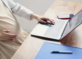 Νέα διάταξη για επίδομα κυοφορίας και λοχείας με 200 ένσημα