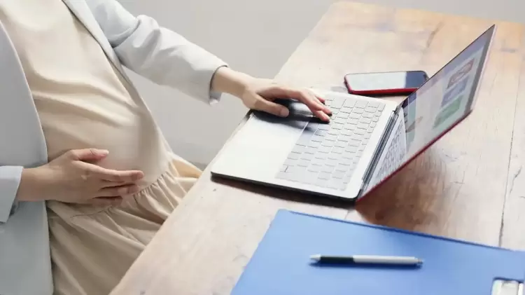 Νέα διάταξη για επίδομα κυοφορίας και λοχείας με 200 ένσημα