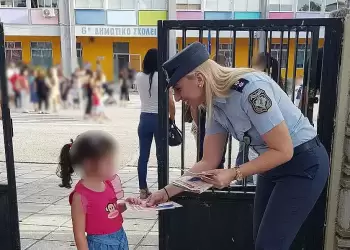 Νέα σχολική χρονιά: Αστυνομικοί μοίρασαν φυλλάδια οδικής ασφάλειας σε μαθητές