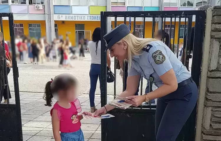 Νέα σχολική χρονιά: Αστυνομικοί μοίρασαν φυλλάδια οδικής ασφάλειας σε μαθητές Νέα σχολική χρονιά: Αστυνομικοί μοίρασαν φυλλάδια οδικής ασφάλειας σε μαθητές