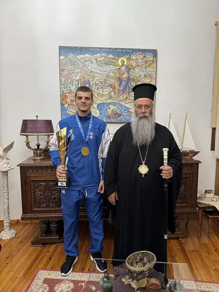 Ο Πρωταθλητής Ευρώπης στο Kickboxing Σωτήρης – Αλέξανδρος Σγουρίδης στον Μητροπολίτη Κίτρους κ. Γεώργιο 