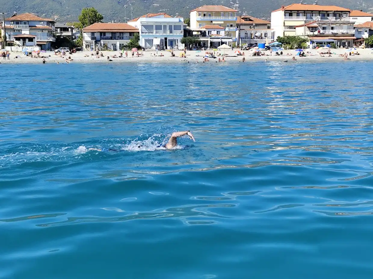 Ρεκόρ αγάπης: Κολύμπησε 41 χλμ για τις ακτές της Πιερίας!