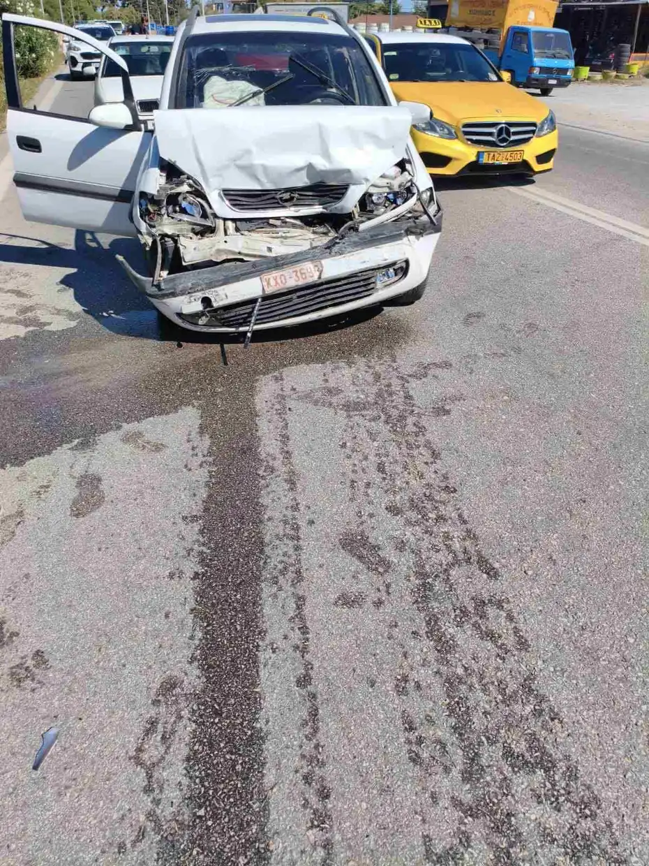 Σοβαρό τροχαίο στην Κατερίνη με μετωπική σύγκρουση στο υψος του Park Hotel