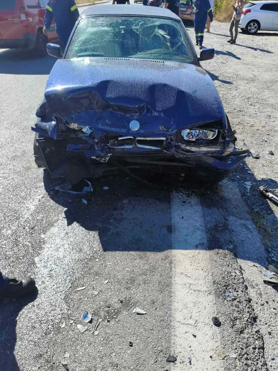 Σοβαρό τροχαίο στην Κατερίνη με μετωπική σύγκρουση στο υψος του Park Hotel
