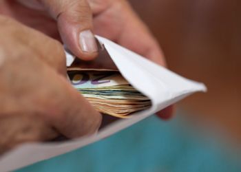 Συνελήφθη εφοριακός στην Κατερίνη