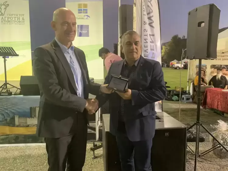 Βράβευση Διονύση Φόλιου στη Γιορτή του Αγρότη στην Καρίτσα