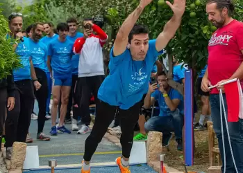 Ο Μίλτος Τεντόγλου έκανε άλμα σε αγώνα σε κήπο σπιτιού στην Παλλήνη