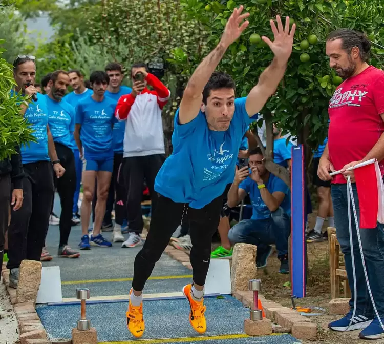 Ο Μίλτος Τεντόγλου έκανε άλμα σε αγώνα σε κήπο σπιτιού στην Παλλήνη