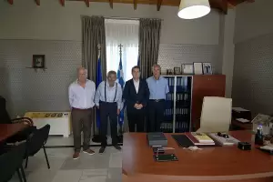 Ομογενείς, ιδρυτικά μέλη του Αλεξάνδρειου στις εγκαταστάσεις του ιδρύματος στο Λιτόχωρο