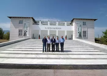 Ομογενείς, ιδρυτικά μέλη του Αλεξάνδρειου στις εγκαταστάσεις του ιδρύματος στο Λιτόχωρο