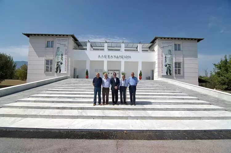 Ομογενείς, ιδρυτικά μέλη του Αλεξάνδρειου στις εγκαταστάσεις του ιδρύματος στο Λιτόχωρο