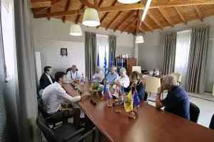 Ομογενείς, ιδρυτικά μέλη του Αλεξάνδρειου στις εγκαταστάσεις του ιδρύματος στο Λιτόχωρο