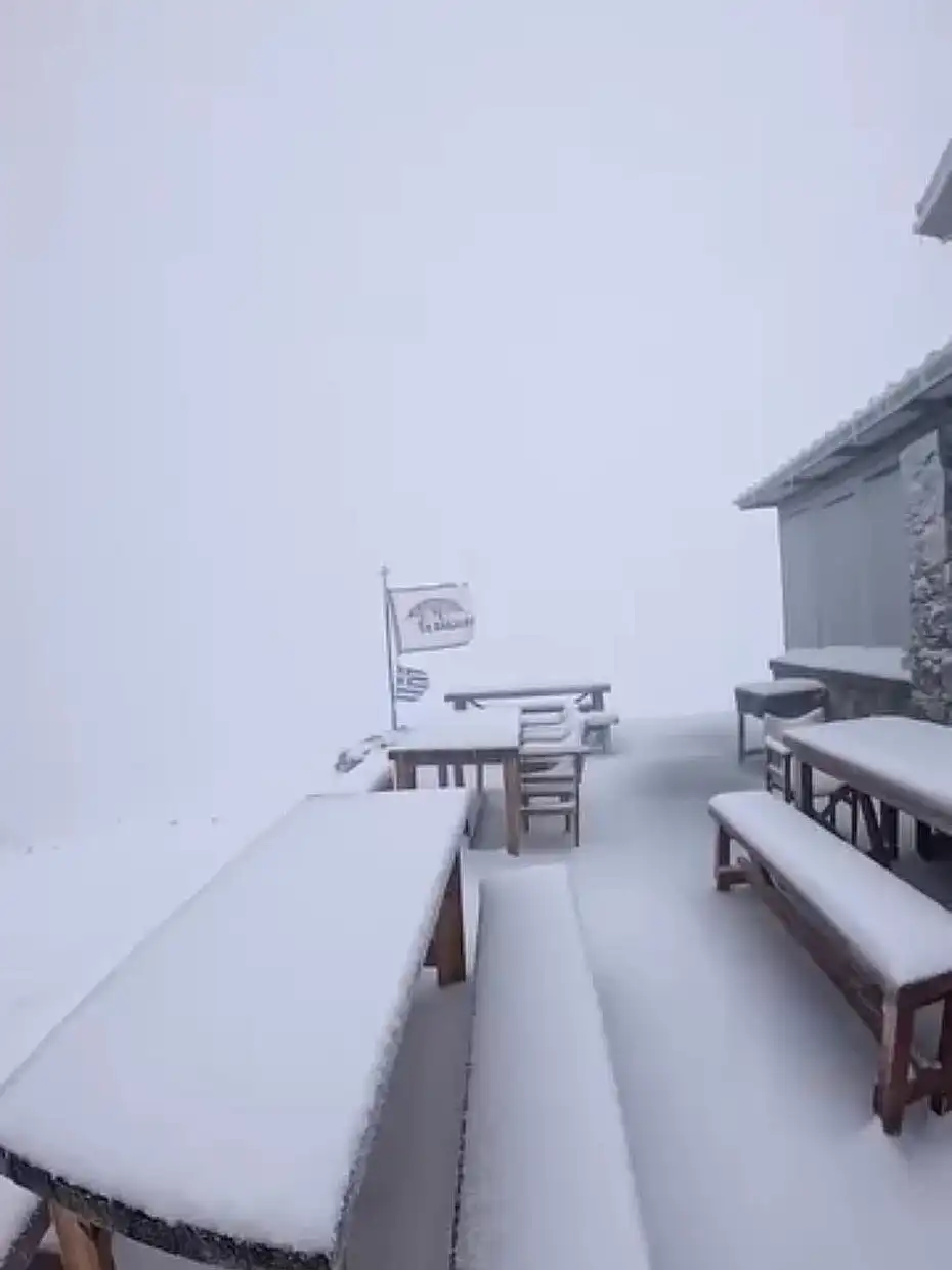 Η πρώτη χιονόπτωση έντυσε στα λευκά τον εμβληματικό Όλυμπο