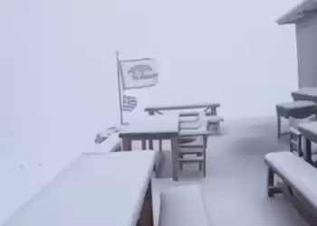 Η πρώτη χιονόπτωση έντυσε στα λευκά τον εμβληματικό Όλυμπο