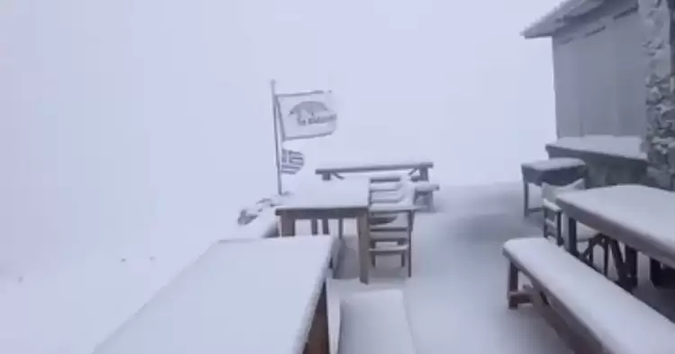 Η πρώτη χιονόπτωση έντυσε στα λευκά τον εμβληματικό Όλυμπο Η πρώτη χιονόπτωση έντυσε στα λευκά τον εμβληματικό Όλυμπο