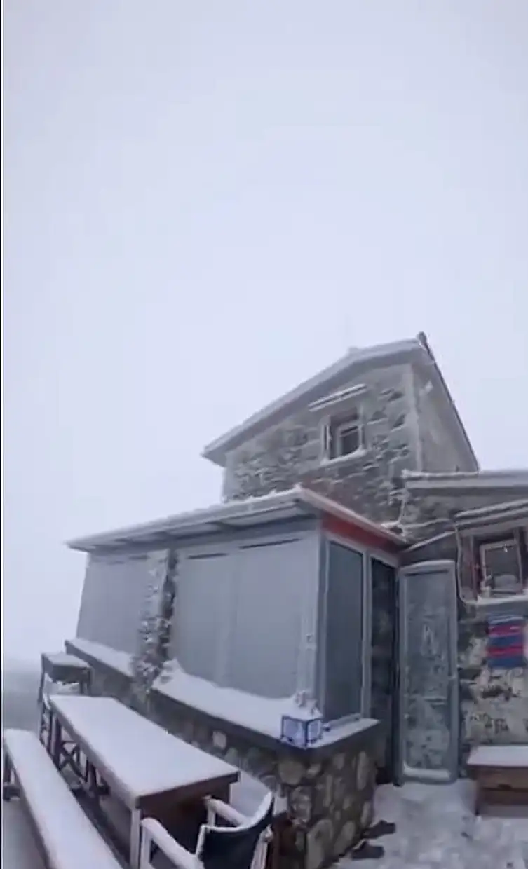 Η πρώτη χιονόπτωση έντυσε στα λευκά τον εμβληματικό Όλυμπο