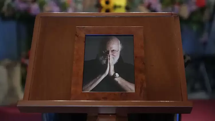 Σε λαϊκό προσκύνημα η σορός του Διονύση Σαββόπουλου στη Μητρόπολη Αθηνών