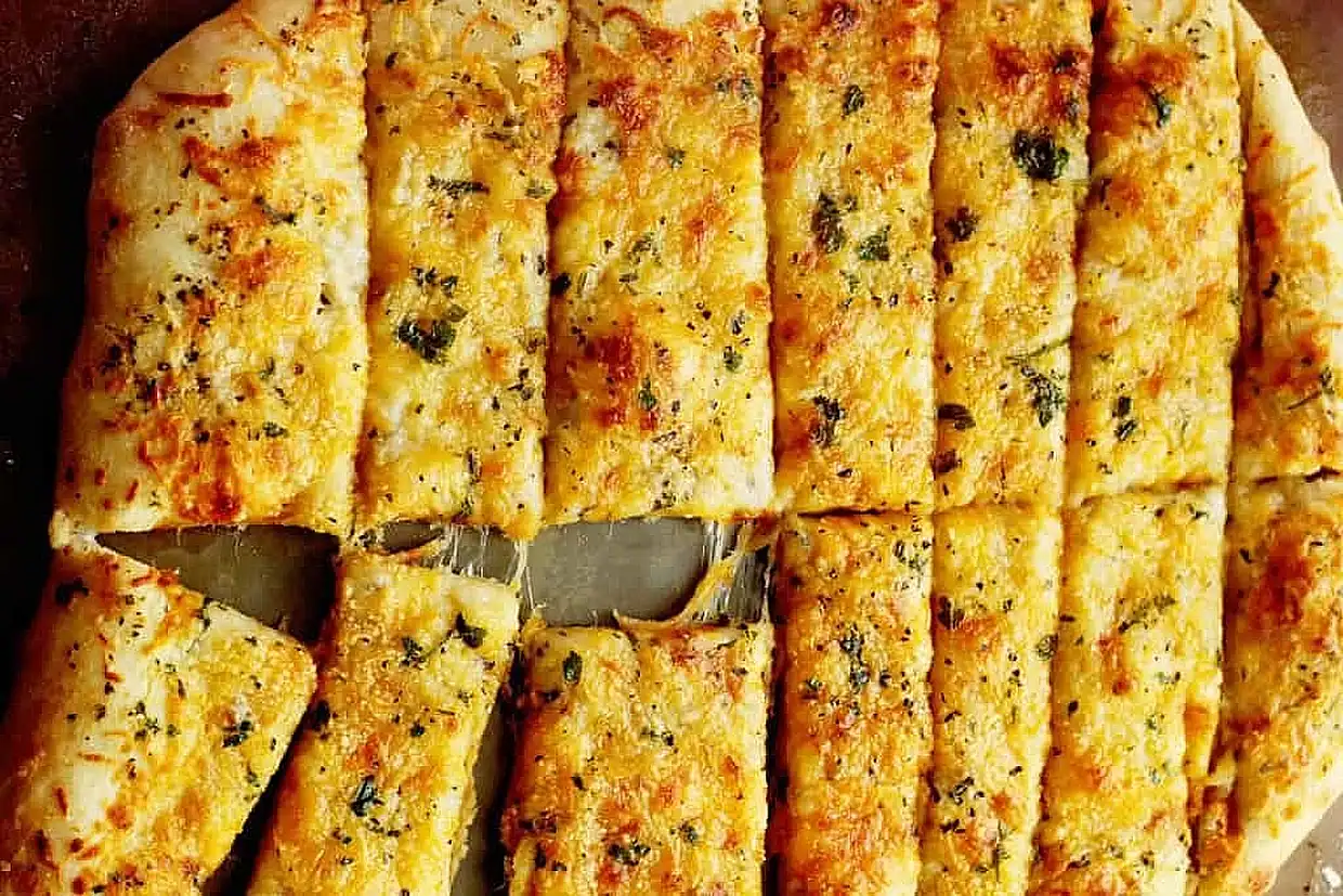 Το σκορδόψωμο μοιάζει με πίτσα