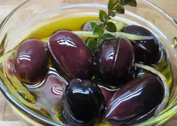 Τώρα φτιάχνουμε σπιτικές ελιές